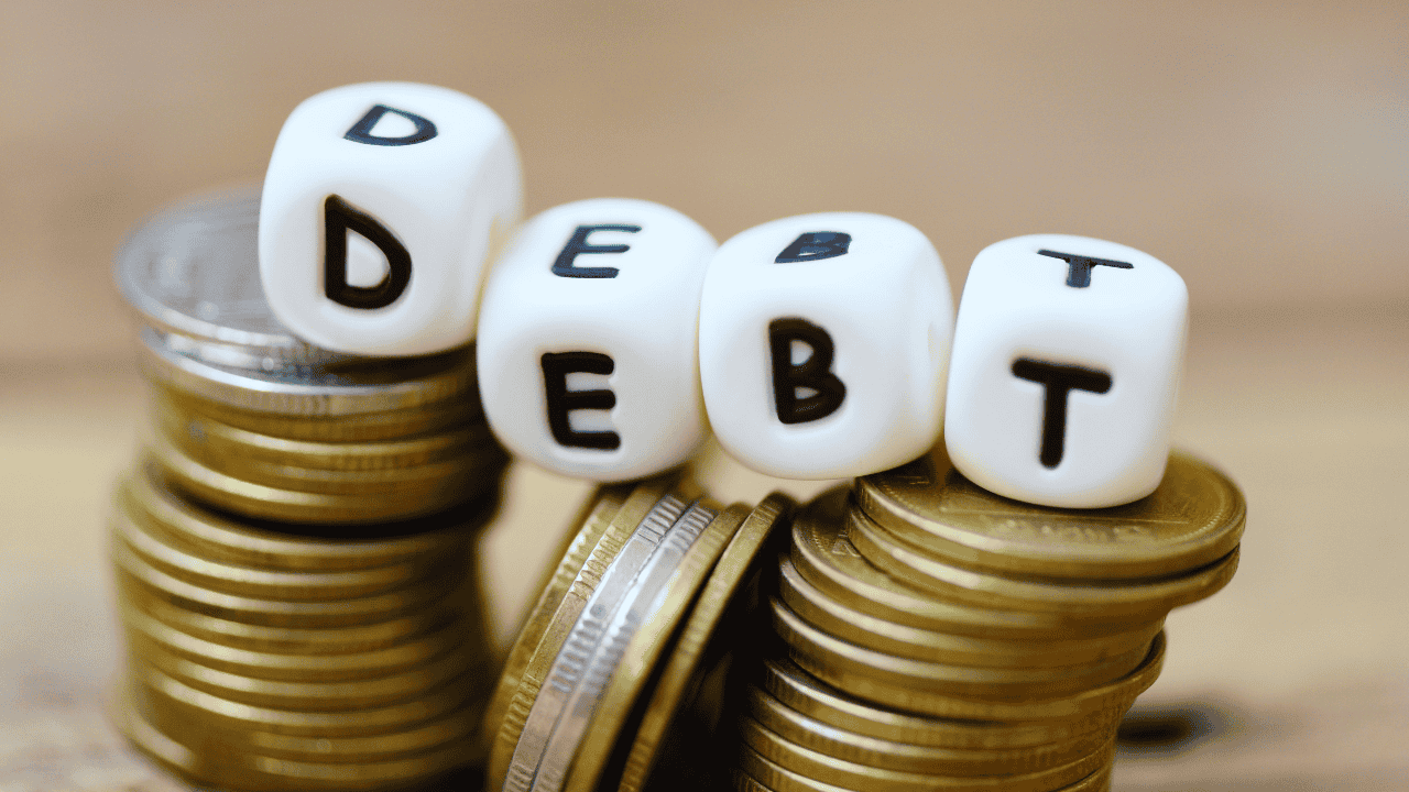 Illustration showing the risks of low interest credit offers against responsible debt management strategies by GlimMarket.com